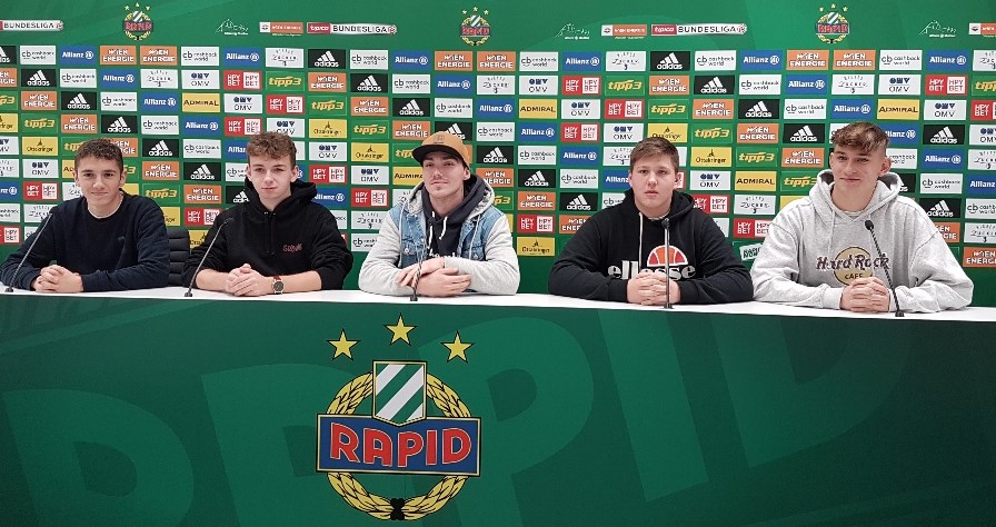 Der Rapid-Trainer Didi Kühbauer hatte im Presseraum nach dem verlorenen Spiel gegen St.Pölten kaum so viel Spaß wie unsere Jugend. Der Rapid-Trainer Didi Kühbauer hatte im Presseraum nach dem verlorenen Spiel gegen St.Pölten kaum so viel Spaß wie unsere Jugend.
