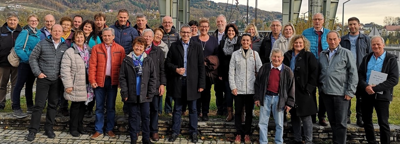Die gesamte Gruppe beim Donaukraftwerk in Ybbs-Persenbeug Die gesamte Gruppe beim Donaukraftwerk in Ybbs-Persenbeug